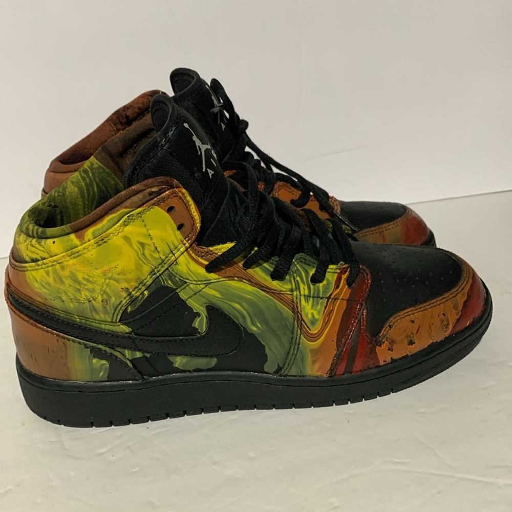 Nike Jordan Air Retro Mid Black graffiti style from 08/03/16 Model 554725–044 - Picture 7 of 11